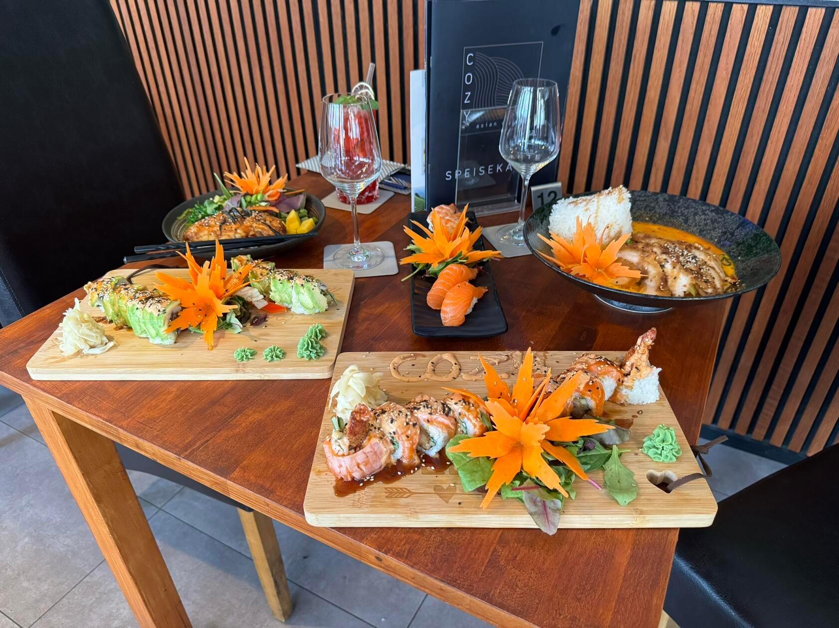 Auf den Tisch kommen Sushi, Suppen, Pokebowls und Currys.