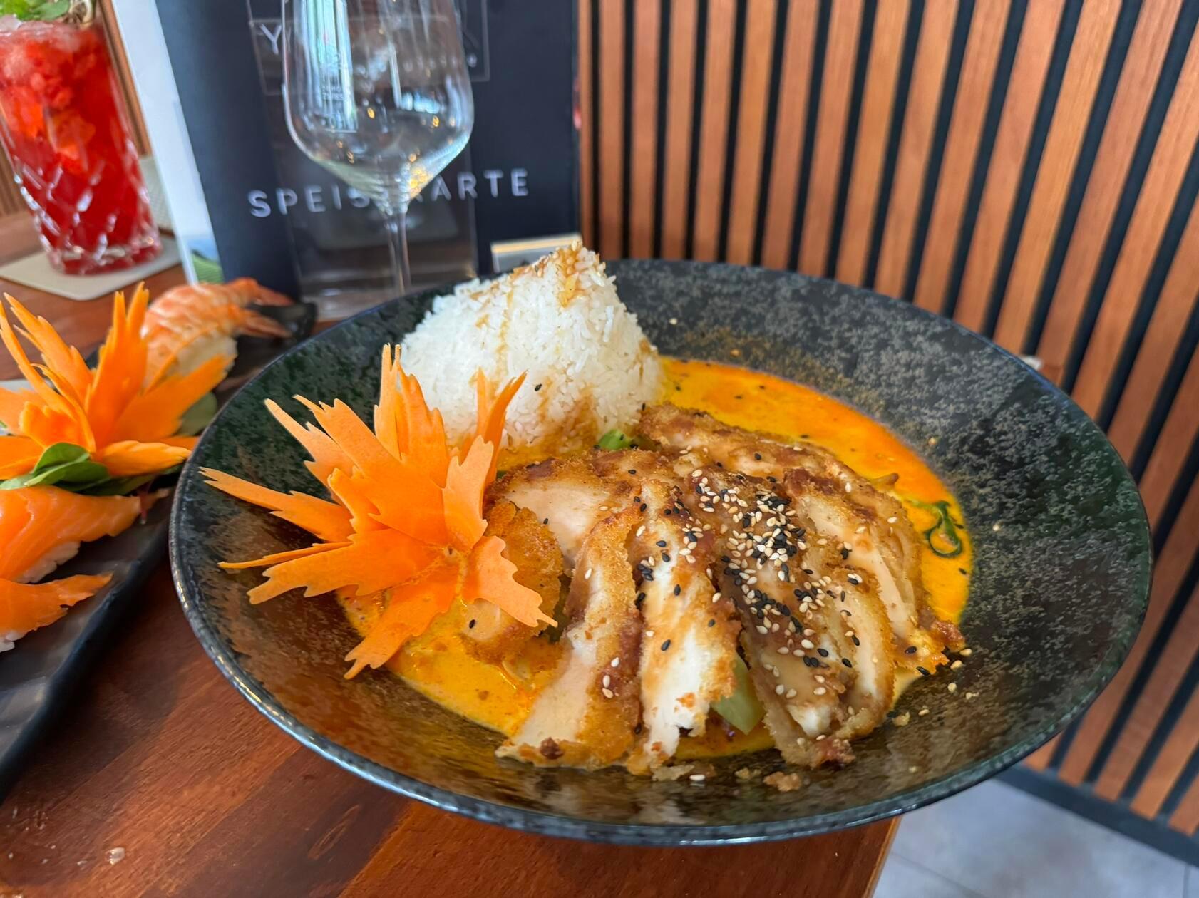 Das Curry mit Hähnchen kostet 12,90 Euro.