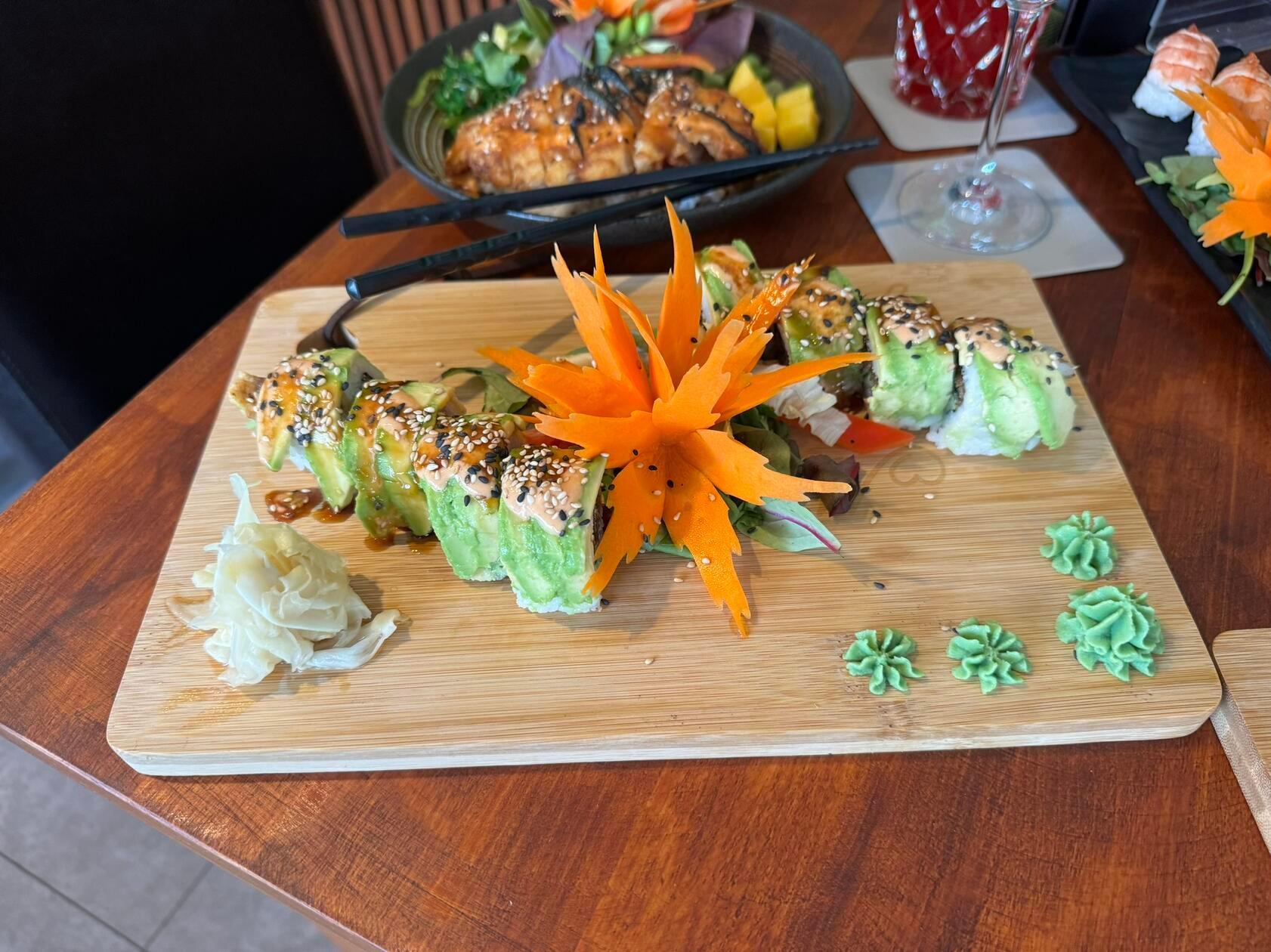 Die Special Rolls "Minato" warten mit Garnele im Tempura-Teig und Avocado on top auf. Sie sind für 13,50 Euro zu haben.