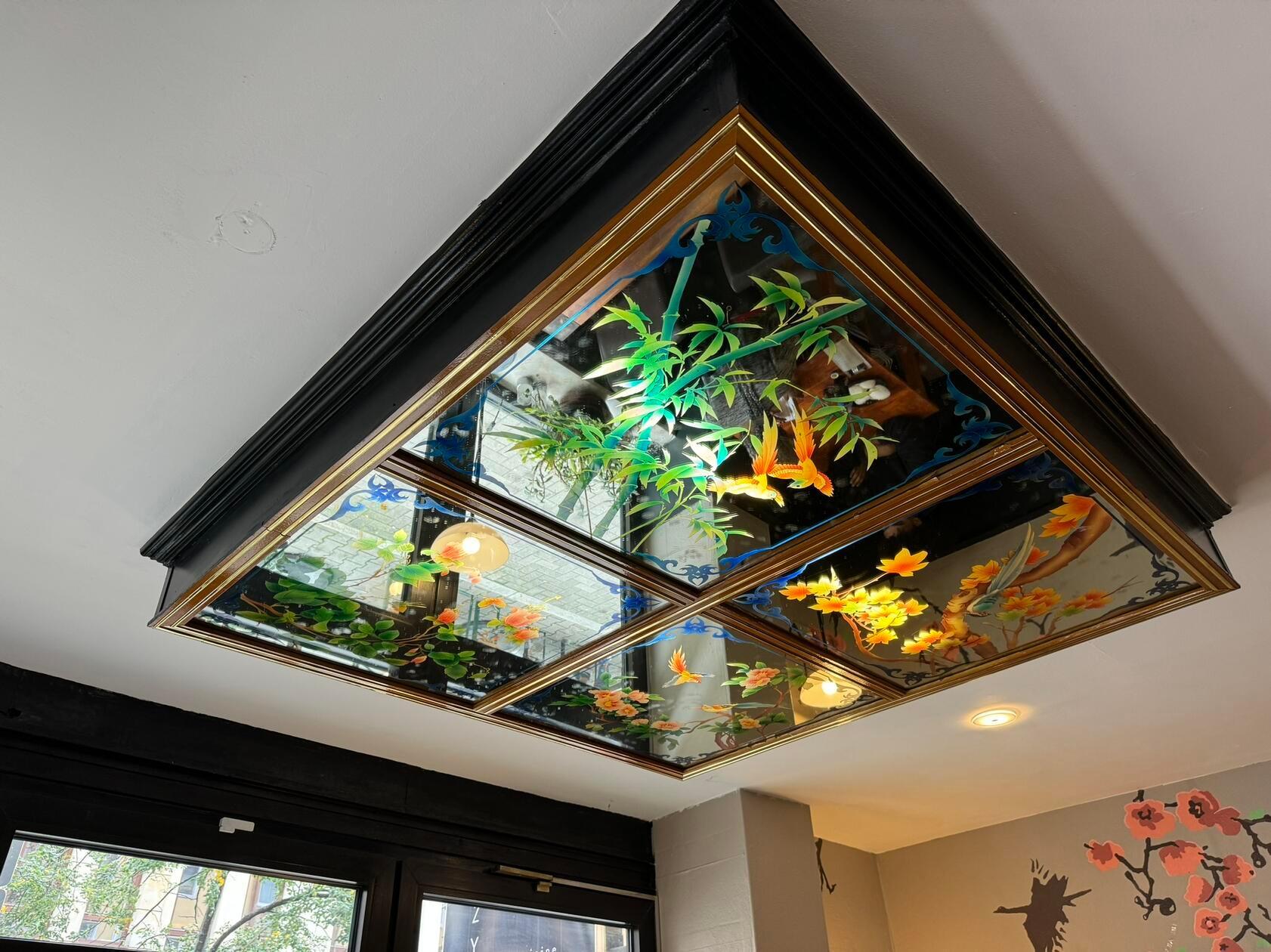 Die Verzierungen an Decke ...