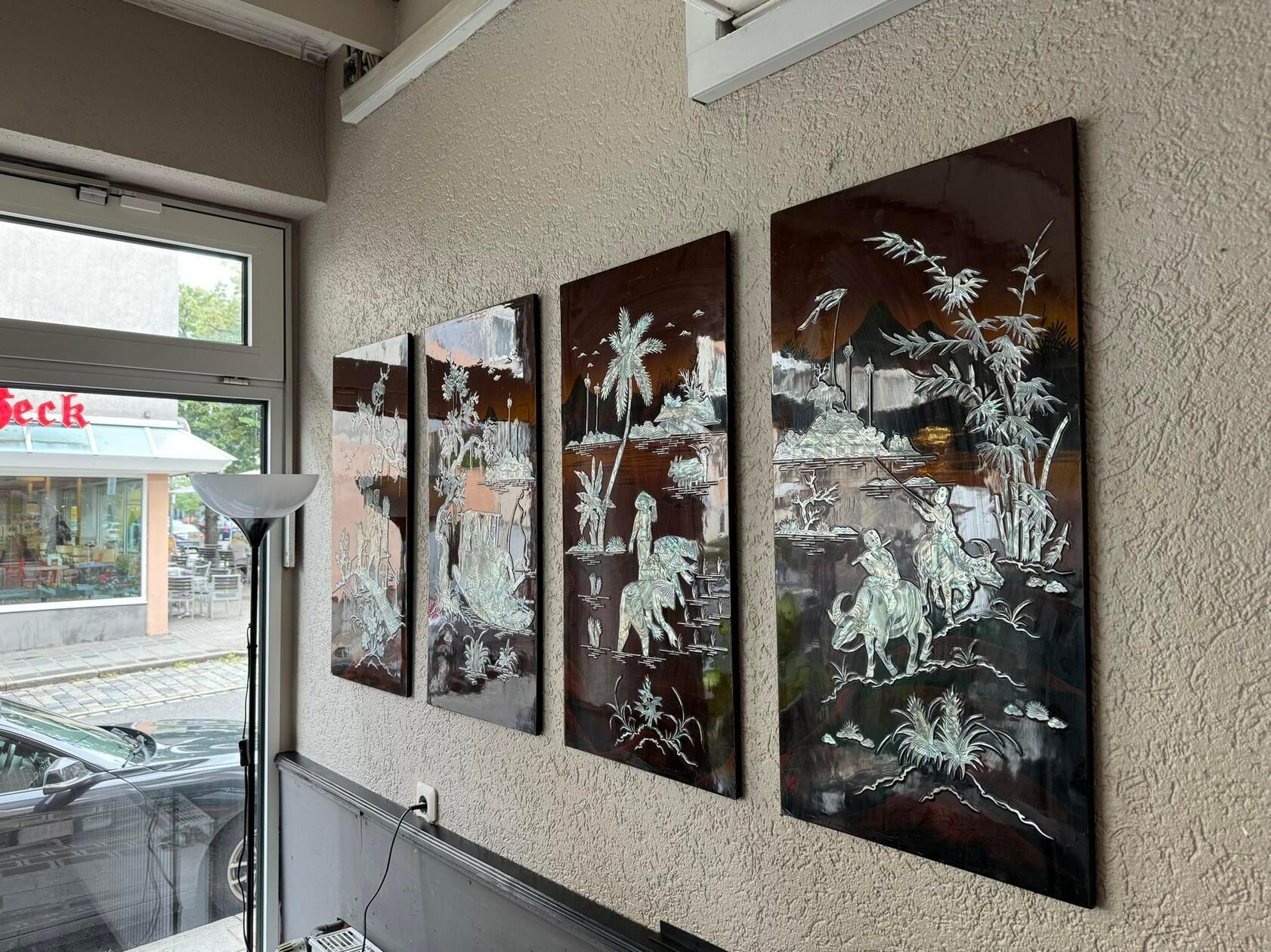 ... und Wänden wirken manchmal ein wenig aus der Zeit gefallen, geben dem COZY Asian Cuisine allerdings auch einen sehr heimeligen Vibe.