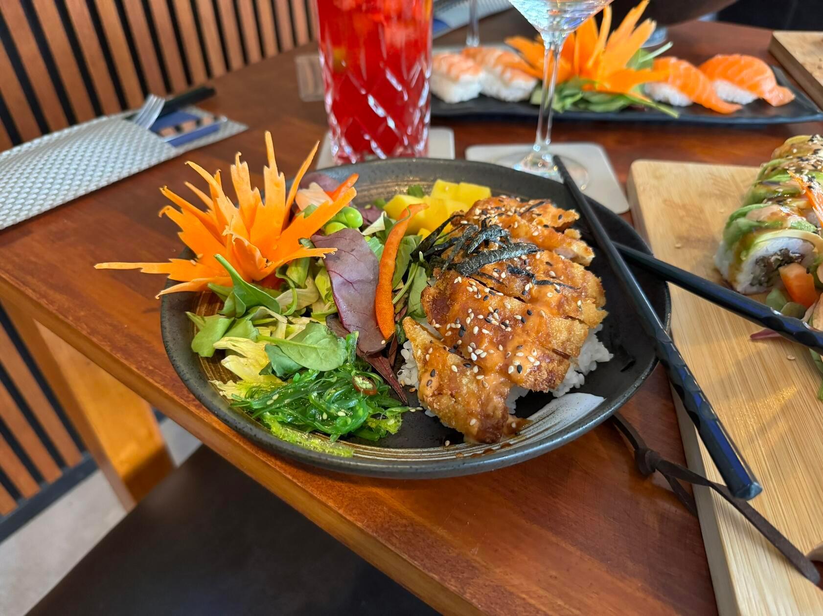 Diese Pokebowl mit Tempura-Chicken gibt es für 13,90 Euro.