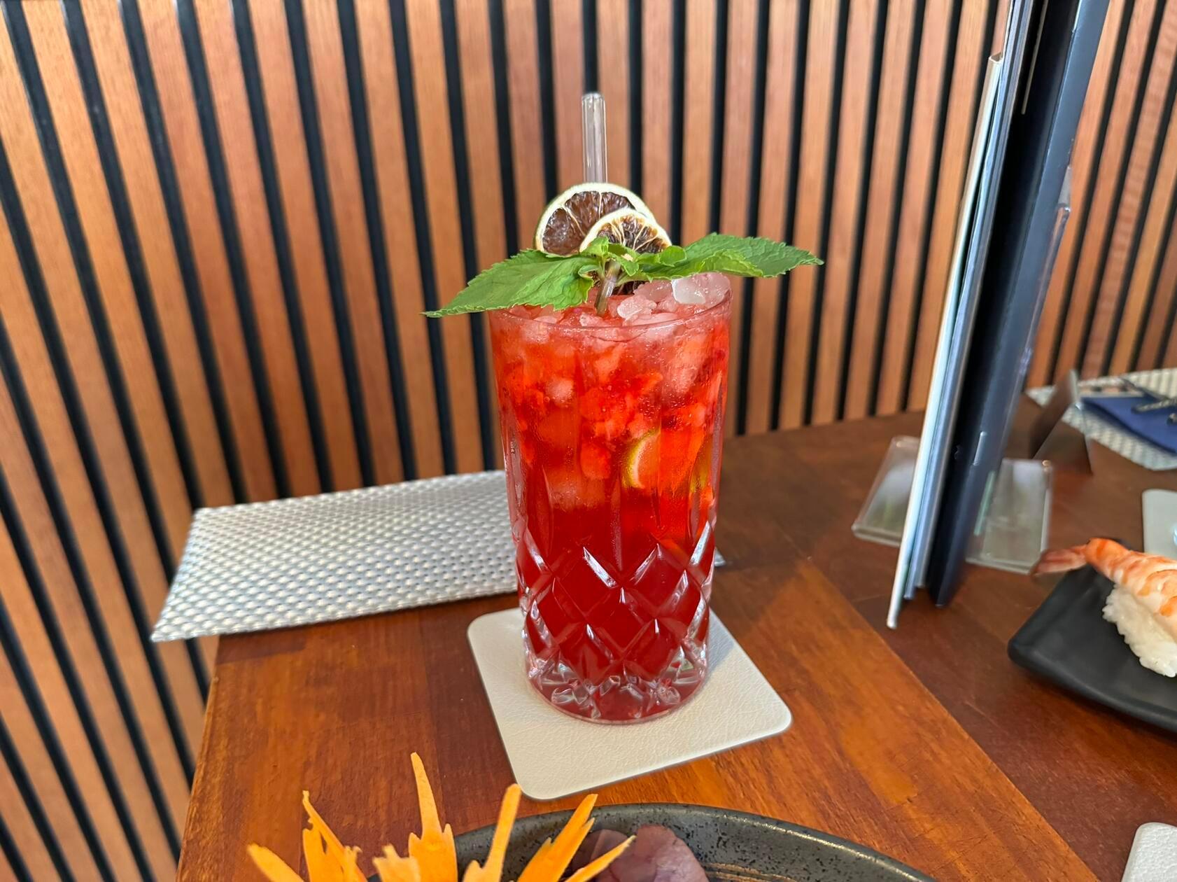 Den alkoholfreien Drink "Emily's Kiss" mt Erdbeere und Limette kann man für 5,90 Euro erstehen.