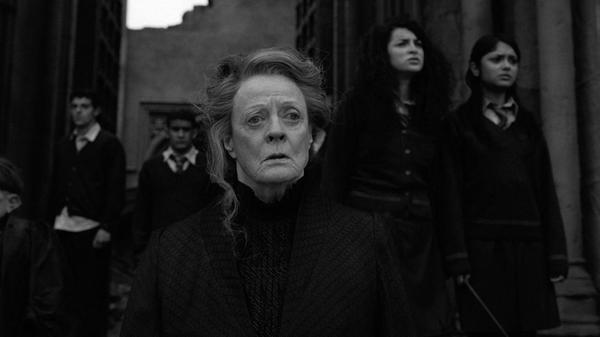 Über Jahre hinweg verzauberte sie Fans mit ihrer Rolle der strengen und kämpferischen Professor McGonagall, jetzt ist sie tot. Im Alter von 89 Jahren verstarb Maggie Smith. Vom britischen Könighaus war sie zur "Dame" geehrt wurden, von der Filmakademie bekam sie zwei Oscars für ihre Performance in den Filmen Filmen "Die besten Jahre der Miss Jean Brodie" und "Das verrückte California-Hotel".