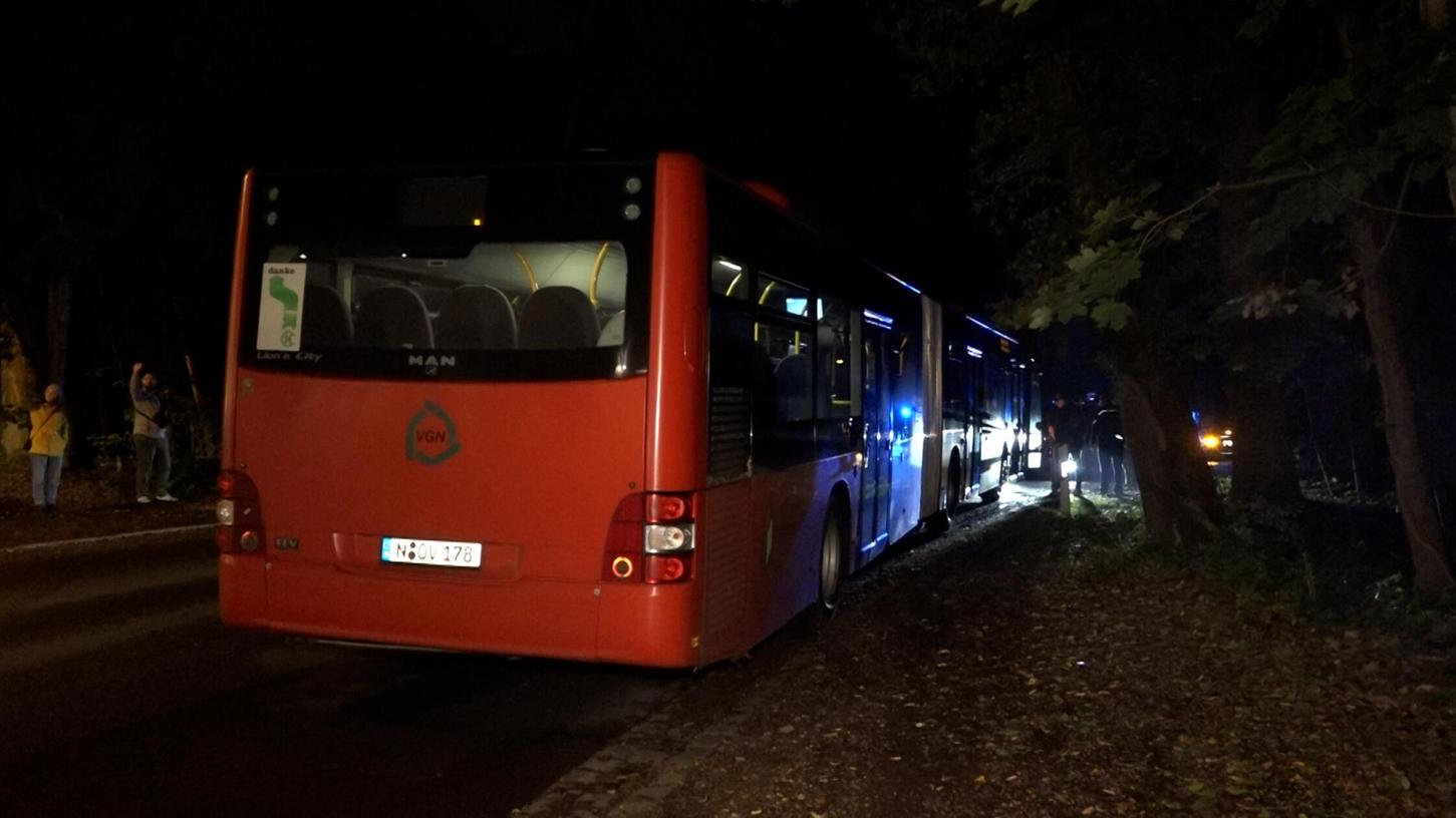 Ein betrunkener Busfahrer hat am Freitagabend für einen Polizeieinsatz gesorgt. Ein betrunkener Busfahrer hat am Freitagabend für einen Polizeieinsatz gesorgt.