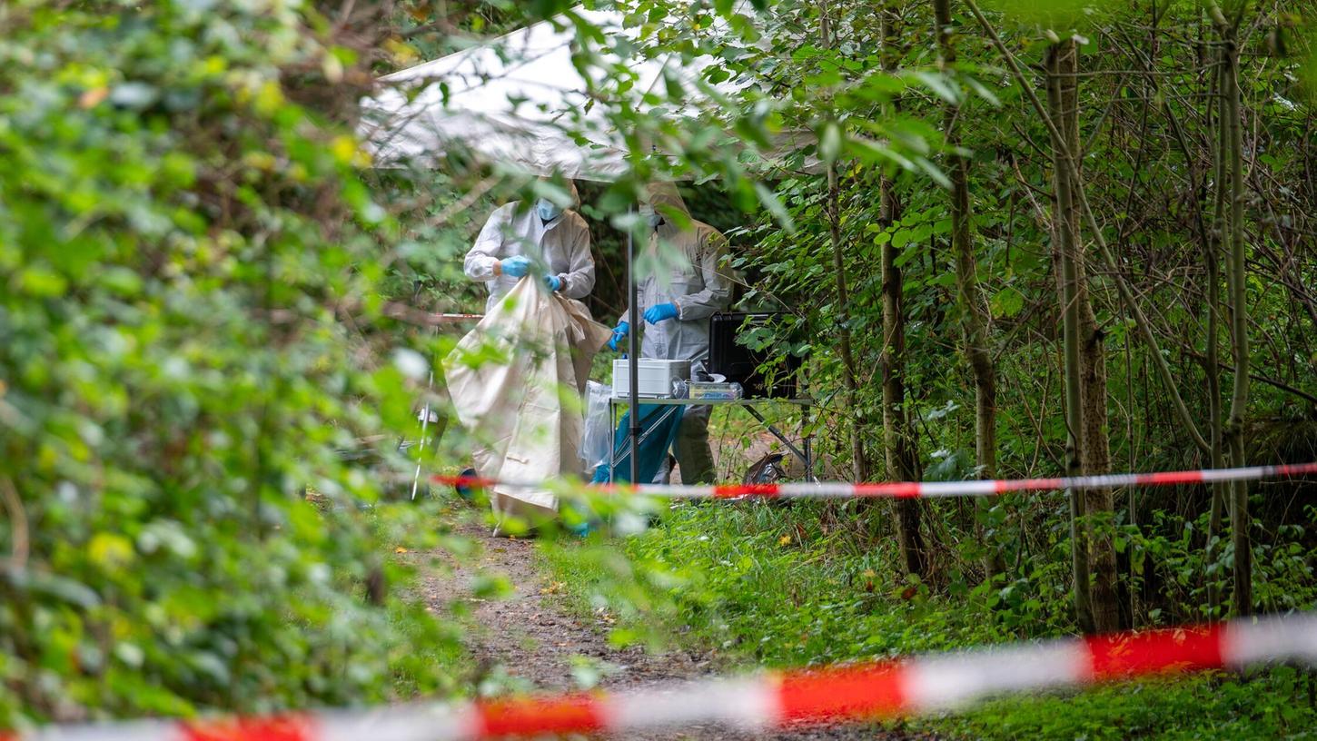 In einem Waldstück in Witzeeze wurde eine Frau tot aufgefunden. Noch sind die Hintergründe unklar. In einem Waldstück in Witzeeze wurde eine Frau tot aufgefunden. Noch sind die Hintergründe unklar.