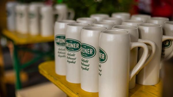 Was da nicht fehlen darf? Grüner Bier.