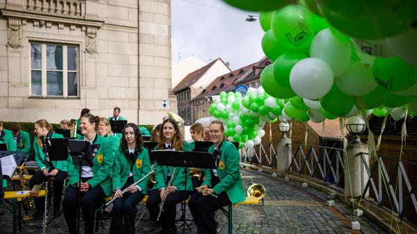 Farblich gibt es bei dem Spektakel natürlich nur ein Motto und das lautet: grün-weiß.