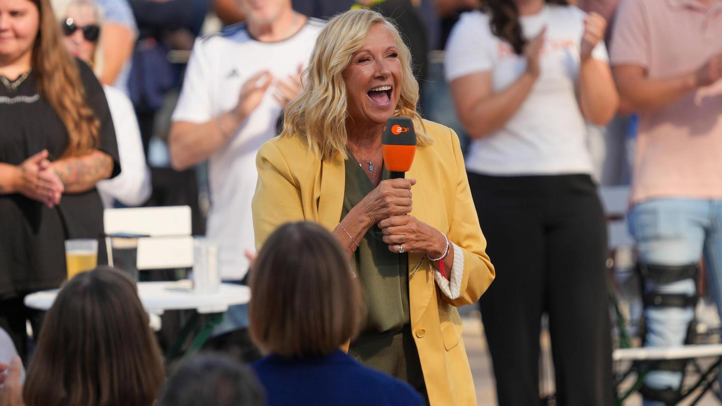 Während auf der Theresienwiese in München gerade das Oktoberfest gefeiert wird, zieht Andrea Kiewel am Sonntag im ZDF-"Fernsehgarten" nach. Während auf der Theresienwiese in München gerade das Oktoberfest gefeiert wird, zieht Andrea Kiewel am Sonntag im ZDF-"Fernsehgarten" nach.