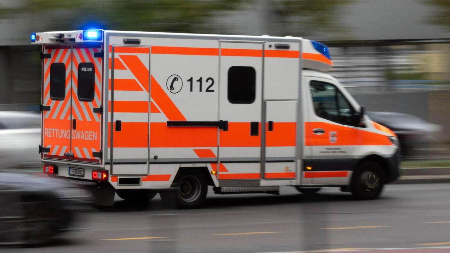 Eine Fahrradfahrerin musste nach einem Sturz mit lebensbedrohlichen Verletzungen ins Krankenhaus gebracht werden. (Symbolbild) Eine Fahrradfahrerin musste nach einem Sturz mit lebensbedrohlichen Verletzungen ins Krankenhaus gebracht werden. (Symbolbild)