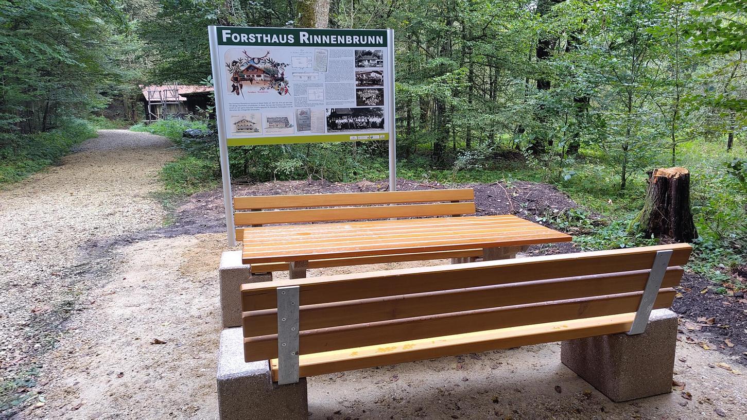 Die Erinnerungstafel an das ehemalige Forsthaus Rinnenbrunn und eine Sitzgruppe laden nun zum Verweilen ein. Die Erinnerungstafel an das ehemalige Forsthaus Rinnenbrunn und eine Sitzgruppe laden nun zum Verweilen ein.