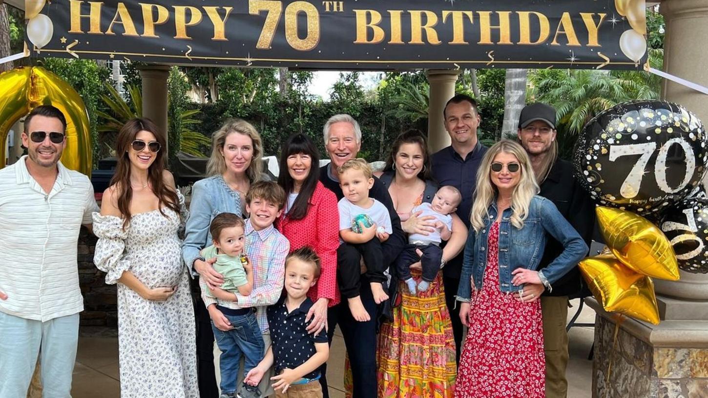 Auf Instagram teilte seine Familie ein Bild von der Geburtstagsfeier von Drake Hogestyn im Vorjahr. Auf Instagram teilte seine Familie ein Bild von der Geburtstagsfeier von Drake Hogestyn im Vorjahr.