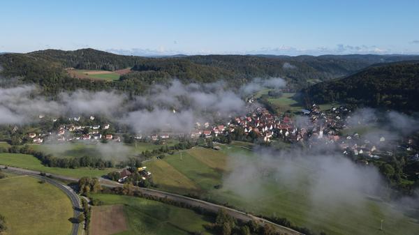 "Herbstliches Eschenbach", schreibt unser Leserfotograf Hanspeter Kraus über sein Foto, welches er am Sonntagmorgen mit seiner Drohne aufgenommen hat.