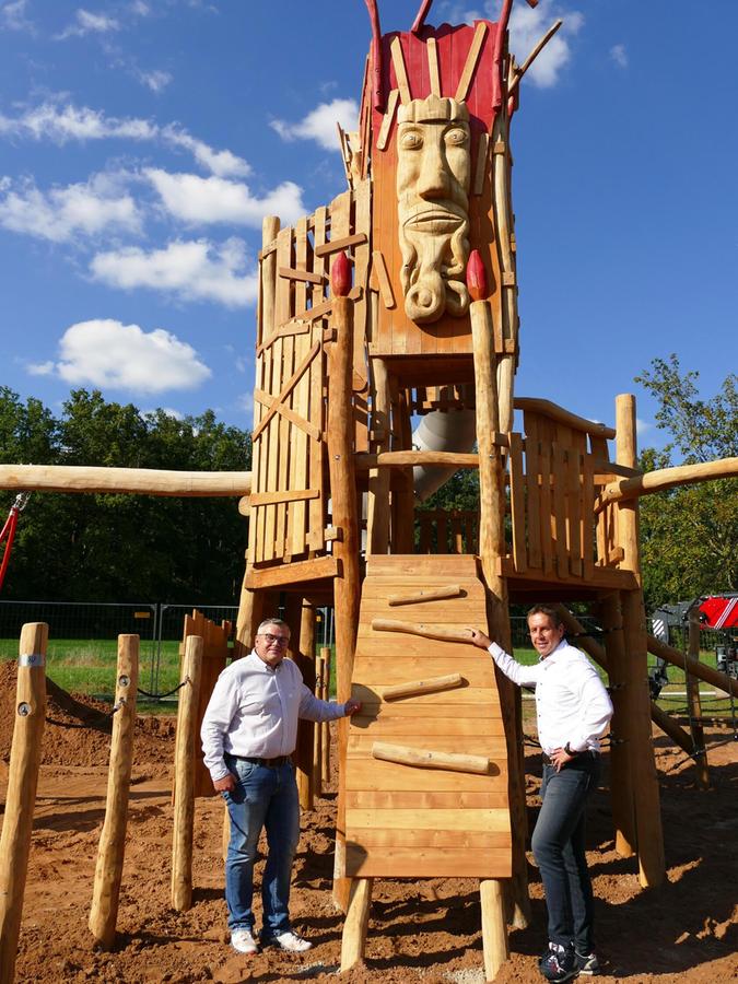 Mit rund 7,50 Meter Höhe macht der Spielturm in Birkach einiges her, finden Zweckverbands-Chef Thomas Gruber (links) und Landrat Ben Schwarz. Im Inneren des Turms ist eine Röhrenrutsche verborgen. Mit rund 7,50 Meter Höhe macht der Spielturm in Birkach einiges her, finden Zweckverbands-Chef Thomas Gruber (links) und Landrat Ben Schwarz. Im Inneren des Turms ist eine Röhrenrutsche verborgen.