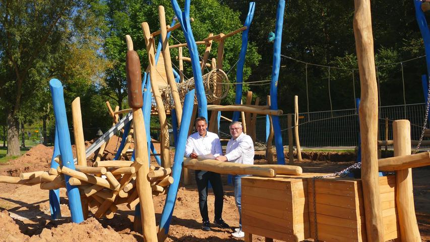 Ufer und See greift der Spielplatz in Grashof auf. Insgesamt rund 325.000 Euro investiert der Zweckverband in zwei neue Anlagen. Thomas Gruber und Ben Schwarz (links) finden sie sehr gelungen. Ufer und See greift der Spielplatz in Grashof auf. Insgesamt rund 325.000 Euro investiert der Zweckverband in zwei neue Anlagen. Thomas Gruber und Ben Schwarz (links) finden sie sehr gelungen.