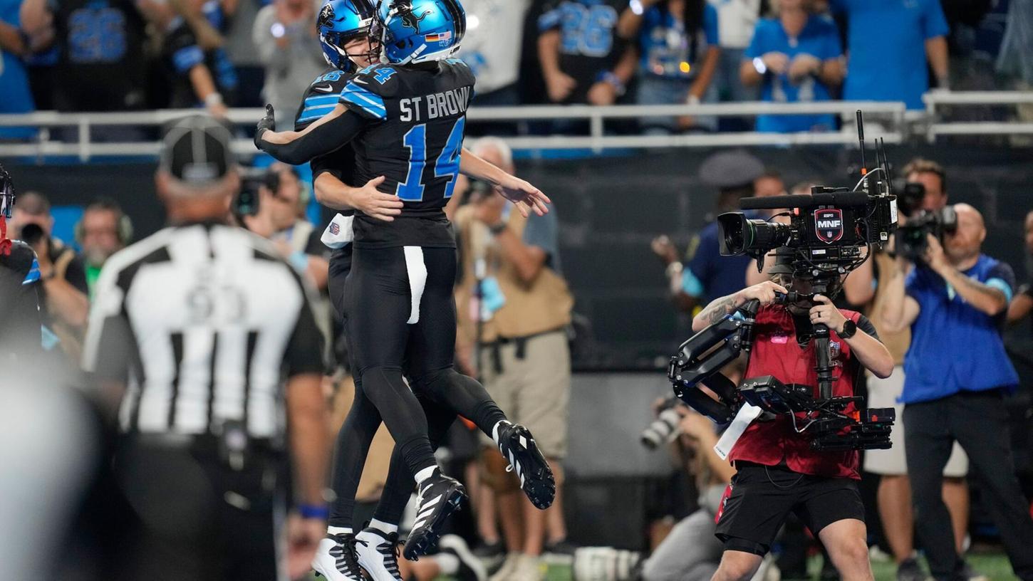 Verkehrte Welt: Amon-Ra St. Brown (rechts) warf einen Touchdownpass auf seinen Quarterback Jared Goff. Verkehrte Welt: Amon-Ra St. Brown (rechts) warf einen Touchdownpass auf seinen Quarterback Jared Goff.