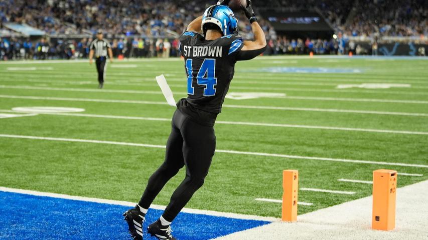 Amon-Ra St. Brown hatte einen starken Abend und punktete nach seinem Touchdown-Pass auch noch selbst. Amon-Ra St. Brown hatte einen starken Abend und punktete nach seinem Touchdown-Pass auch noch selbst.