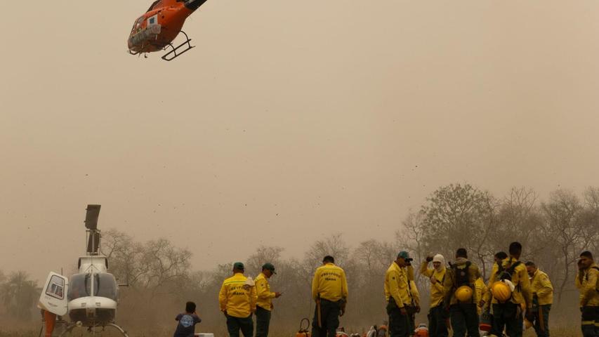 Indigene Feuerwehrleute warten auf ihren nächsten Einsatz. Indigene Feuerwehrleute warten auf ihren nächsten Einsatz.