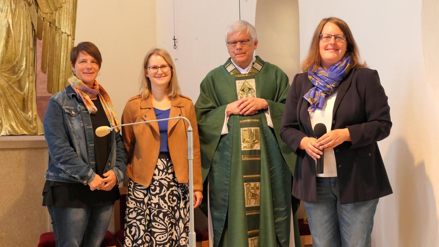 Bei der Begrüßung der neuen Pastoralreferentin, die beiden Pfarrgemeinderatsvorsitzenden Nicola Eisele und Jutta Zäh, Pfarrer Robert Schrollinger sowie Anke Schwalbenhofer (von links). Bei der Begrüßung der neuen Pastoralreferentin, die beiden Pfarrgemeinderatsvorsitzenden Nicola Eisele und Jutta Zäh, Pfarrer Robert Schrollinger sowie Anke Schwalbenhofer (von links).