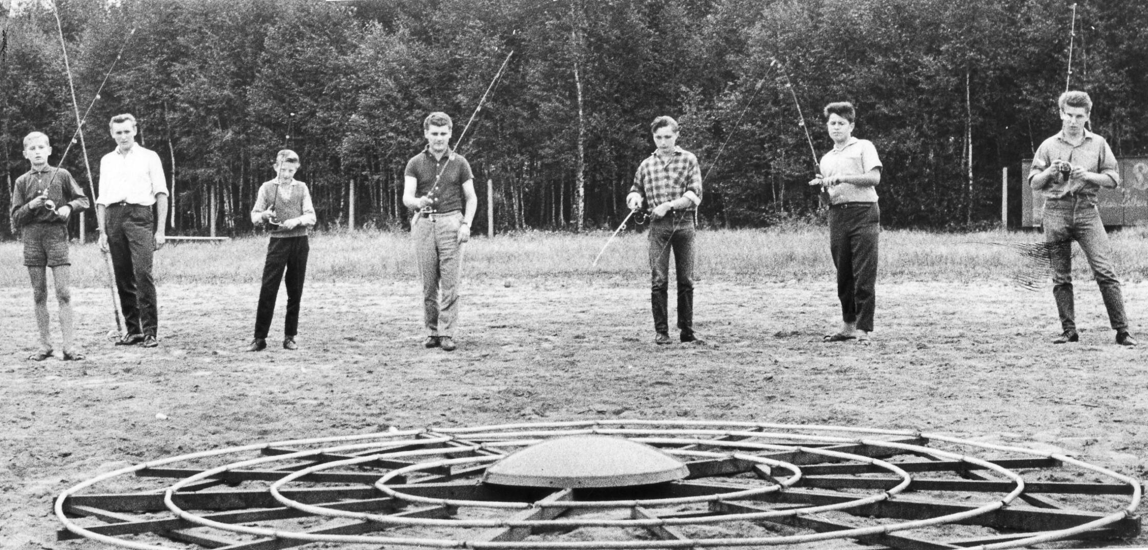 Im Sommer 1963 trainierten die Turnierangler des Fischereivereins Nürnberg 1880 „Skish", eine Art Trockenfischen. Ziel dieser recht ausgefallenen Sportart ist es, durch einen Angelwurf mit dem Köder eine blecherne Zielscheibe zu treffen. Ursprünglich zur Optimierung von Wurftechniken für wirkliches Angeln gedacht, brachte dieser Sport schon damals auch Athleten hervor, deren Angelruten nur auf dem Platz zum Einsatz kamen. Was von außen leicht und seltsam anmutet, ist tatsächlich anspruchsvoll und erfordert lange Übung. Der Nürnberger Erich Krüger hielt damals mit einem 102,5-Meter-Wurf einen wenig bekannten Weltrekord.