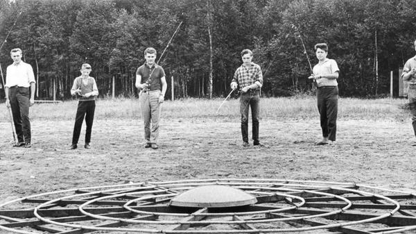 Im Sommer 1963 trainierten die Turnierangler des Fischereivereins Nürnberg 1880 „Skish", eine Art Trockenfischen. Ziel dieser recht ausgefallenen Sportart ist es, durch einen Angelwurf mit dem Köder eine blecherne Zielscheibe zu treffen. Ursprünglich zur Optimierung von Wurftechniken für wirkliches Angeln gedacht, brachte dieser Sport schon damals auch Athleten hervor, deren Angelruten nur auf dem Platz zum Einsatz kamen. Was von außen leicht und seltsam anmutet, ist tatsächlich anspruchsvoll und erfordert lange Übung. Der Nürnberger Erich Krüger hielt damals mit einem 102,5-Meter-Wurf einen wenig bekannten Weltrekord.