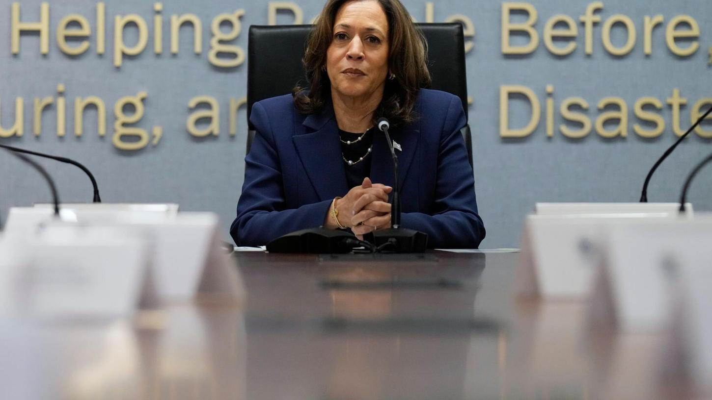 Harris macht sich beim US-Katastrophenschutz in Washington ein Bild von der Lage. Harris macht sich beim US-Katastrophenschutz in Washington ein Bild von der Lage.