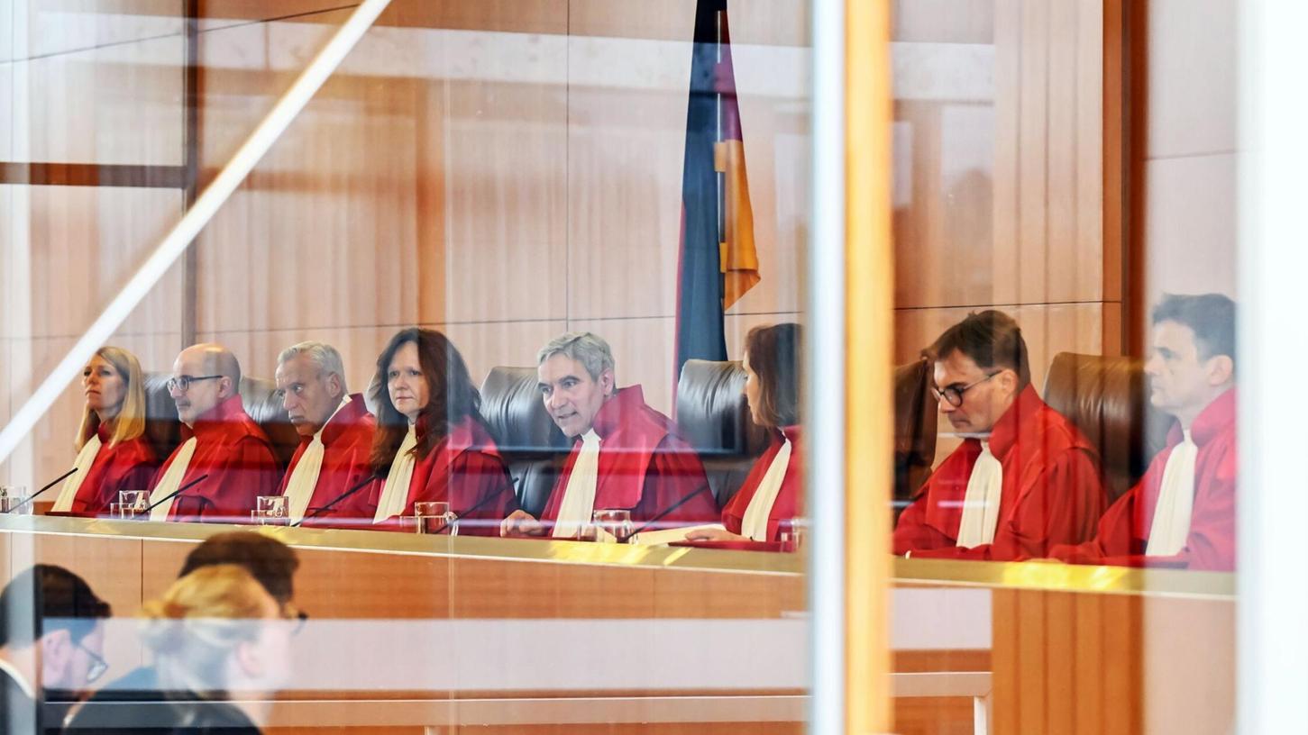 Der Erste Senat hat den Befugnissen der Sicherheitsbehörden neue Grenzen gesetzt. Der Erste Senat hat den Befugnissen der Sicherheitsbehörden neue Grenzen gesetzt.