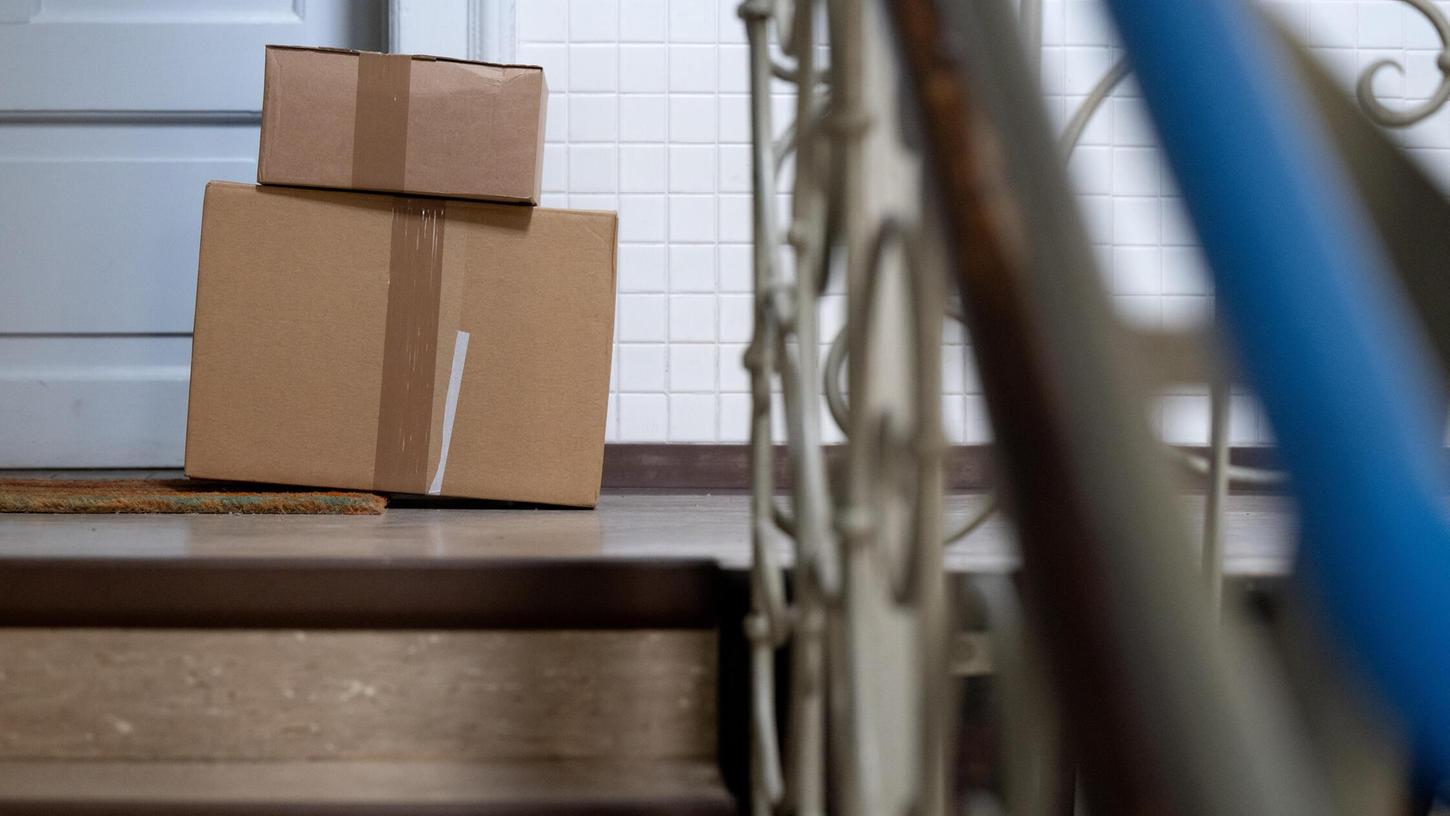 Ein Unbekannter hat aus einem Paket für einen Neumarkter ein Smartphone geklaut - und legte Kopfhörer hinein. Ein Unbekannter hat aus einem Paket für einen Neumarkter ein Smartphone geklaut - und legte Kopfhörer hinein.