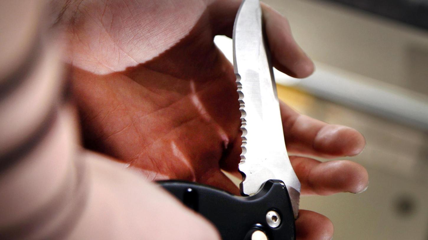 Der Tatverdächtige zog plötzlich ein Messer. (Symbolbild) Der Tatverdächtige zog plötzlich ein Messer. (Symbolbild)