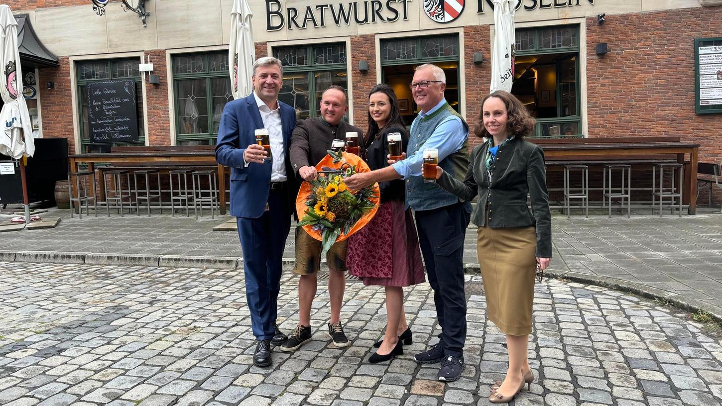 Heinz Christ (Geschäftsführer der Tucher Privatbrauerei), Helmut Dinkel, Carina Hellberg, Berhard Herrmann (Verkaufsdirektor Gastronomie der Tucher Privatbrauerei) und Andrea Heilmaier (Wirtschafts- und Wissenschaftsreferentin der Stadt Nürnberg) bei der Schlüsselübergabe des "Bratwurst Röslein". Heinz Christ (Geschäftsführer der Tucher Privatbrauerei), Helmut Dinkel, Carina Hellberg, Berhard Herrmann (Verkaufsdirektor Gastronomie der Tucher Privatbrauerei) und Andrea Heilmaier (Wirtschafts- und Wissenschaftsreferentin der Stadt Nürnberg) bei der Schlüsselübergabe des "Bratwurst Röslein".