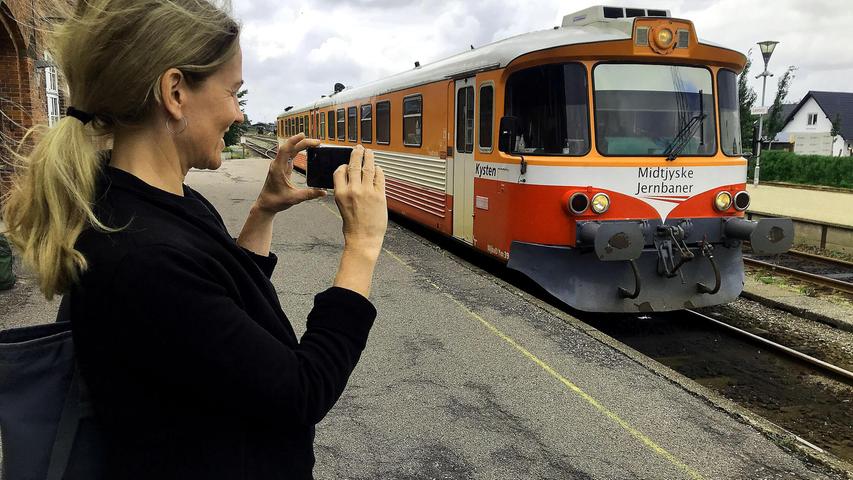 Ankunft der kleinen, privat betriebenen Lemvig-Bahn in Lemvig, die einen bis direkt an die Dünen Dänemarks bringt. Ankunft der kleinen, privat betriebenen Lemvig-Bahn in Lemvig, die einen bis direkt an die Dünen Dänemarks bringt.