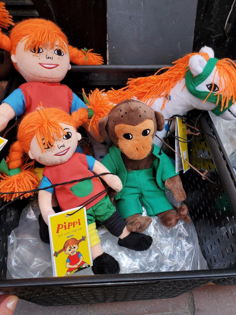 Pippi Langstrumpf und ihre Gefährten findet man als Souvenir an jeder Ecke und in allen Variationen. Die Buchheldin von Astrid Lindgren ist auch eine kleine Philosophin: „Das habe ich noch nie vorher versucht, also bin ich völlig sicher, dass ich es schaffe.“ Einfach klasse, oder?