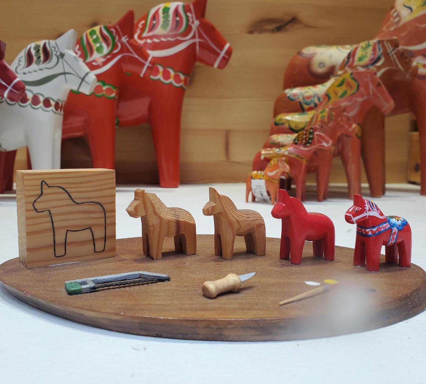 Das kleine Holzpferd, auf schwedisch dalahäst, ist das beliebteste Mitbringsel aus Schweden. Die Dalapferdchen aus der Region Dalarna gehen auf eine Tradition aus dem 18. Jahrhundert zurück, als in den langen, dunklen Wintern die Bewohner dieses Holzspielzeug in den Stuben anfertigten.