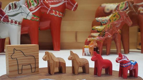 Das kleine Holzpferd, auf schwedisch dalahäst, ist das beliebteste Mitbringsel aus Schweden. Die Dalapferdchen aus der Region Dalarna gehen auf eine Tradition aus dem 18. Jahrhundert zurück, als in den langen, dunklen Wintern die Bewohner dieses Holzspielzeug in den Stuben anfertigten.