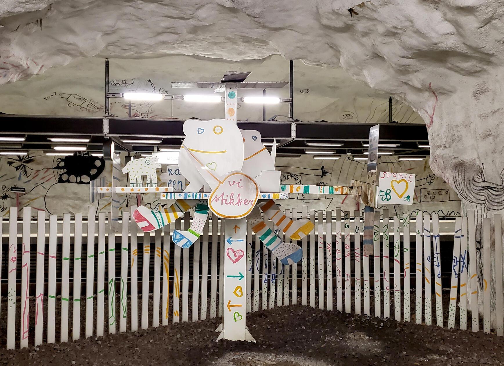 Die tunnel bana, die U-Bahnen in Stockholm, sind schon alleine eine Reise wert für jene, die an in jeder Hinsicht attraktivem Nahverkehr interessiert sind. Zumindest einen Abend sollte man sich nehmen, um ein paar der künstlerisch gestalteten U-Bahnhöfe abzufahren und zu bestaunen. Mehr als 90 der 100 Stationen sind individuell designt. Hier in Hallonbergen etwa haben die Künstler Elis Eriksson und Gösta Wallmark (auch eigene!) Kinderzeichnungen verwendet, um die ohnehin kurze Wartezeit auf den nächsten Zug zu versüßen.