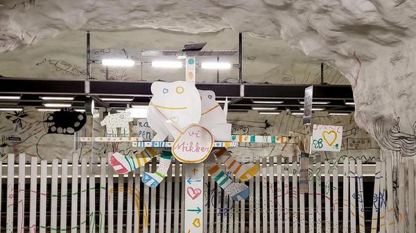 Die tunnel bana, die U-Bahnen in Stockholm, sind schon alleine eine Reise wert für jene, die an in jeder Hinsicht attraktivem Nahverkehr interessiert sind. Zumindest einen Abend sollte man sich nehmen, um ein paar der künstlerisch gestalteten U-Bahnhöfe abzufahren und zu bestaunen. Mehr als 90 der 100 Stationen sind individuell designt. Hier in Hallonbergen etwa haben die Künstler Elis Eriksson und Gösta Wallmark (auch eigene!) Kinderzeichnungen verwendet, um die ohnehin kurze Wartezeit auf den nächsten Zug zu versüßen.