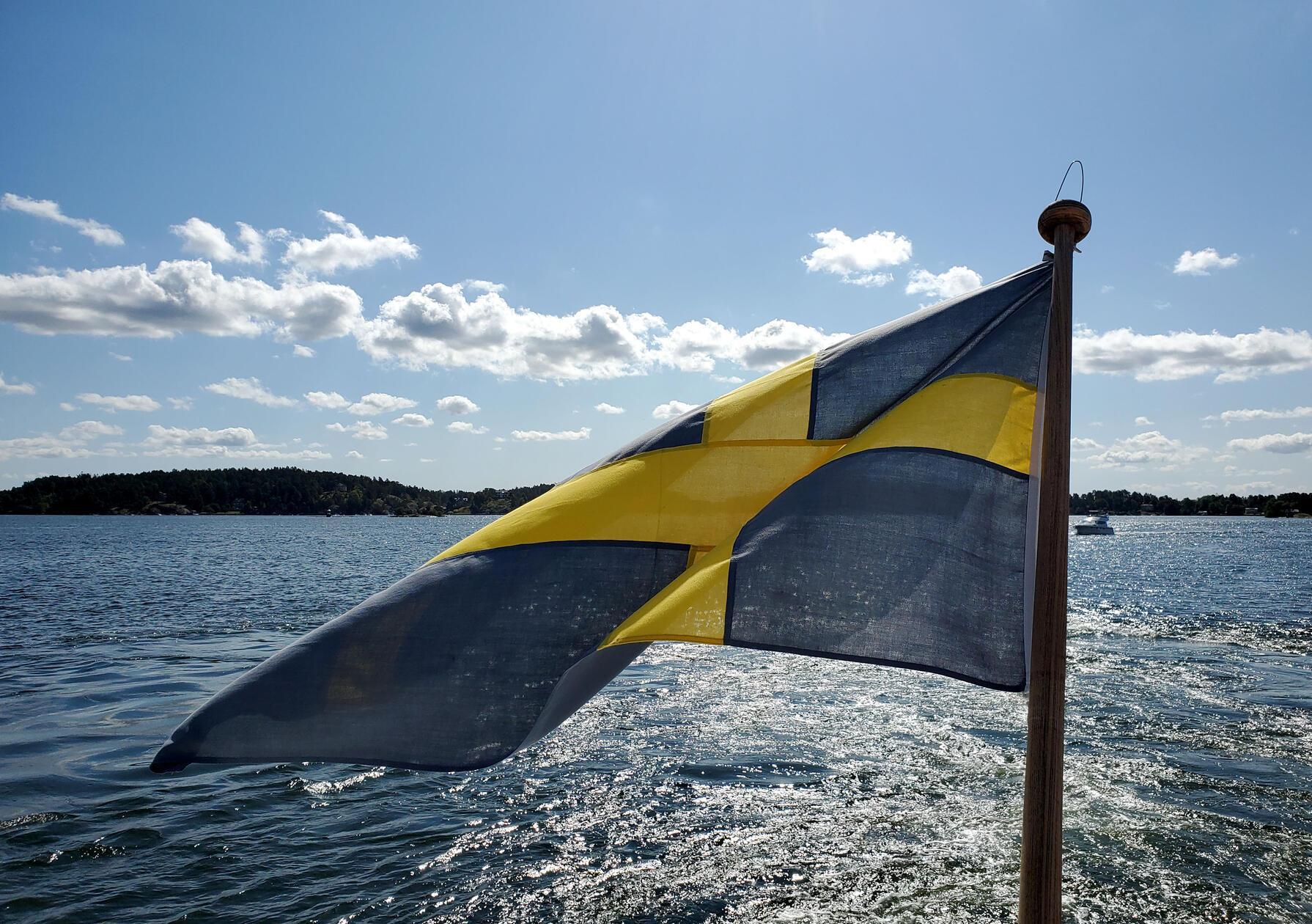 Blau wie der Himmel und goldgelb wie die Sonne: Das sind die Farben der schwedischen Nationalflagge, die dem Wappen der Königsfamilie entnommen sind.