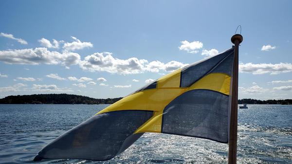 Blau wie der Himmel und goldgelb wie die Sonne: Das sind die Farben der schwedischen Nationalflagge, die dem Wappen der Königsfamilie entnommen sind.