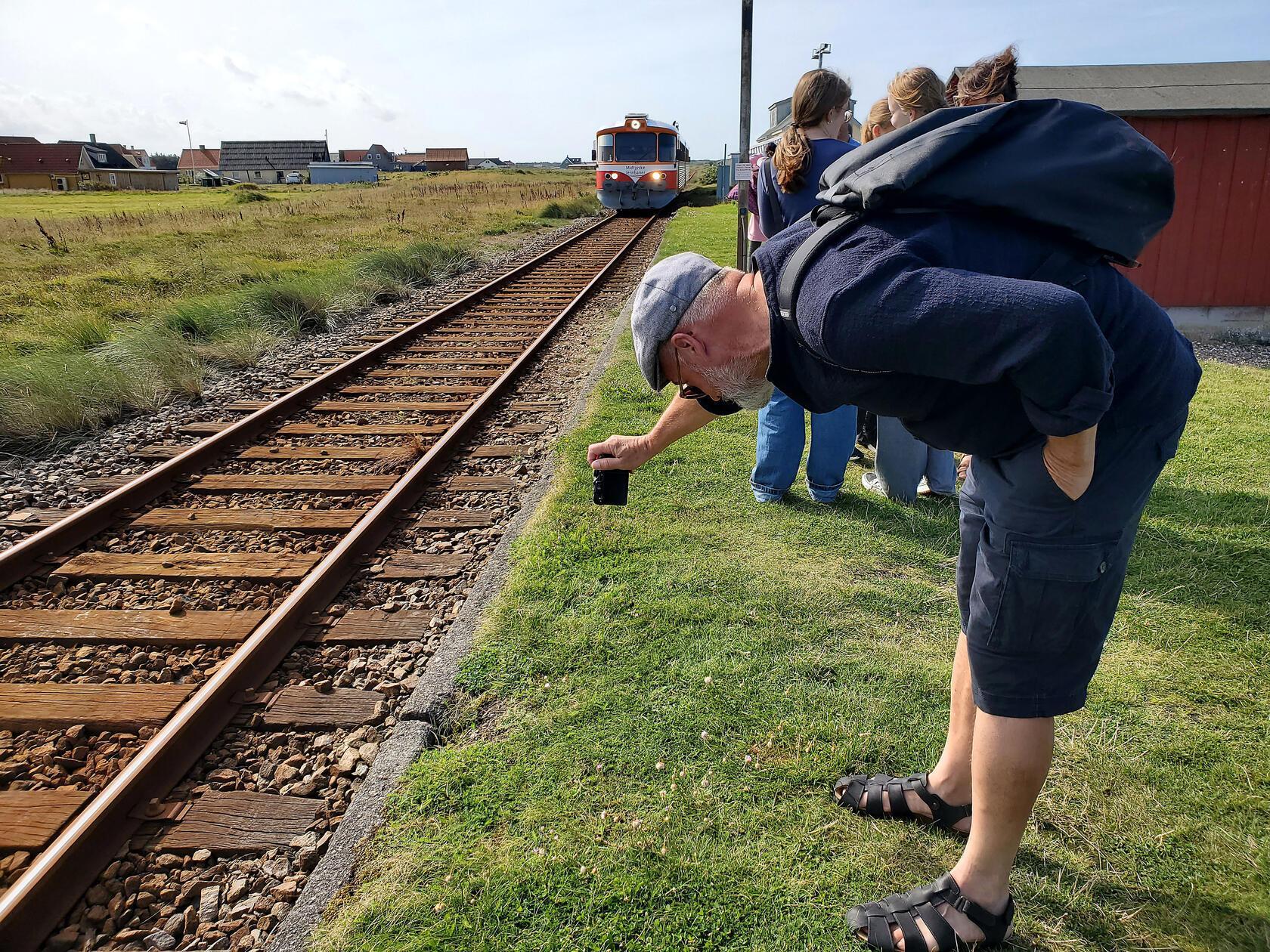 Immer wieder eine kleine Sensation, wenn die Lemvig-Bahn, die eingleisig auf einer Länge von rund 60 Kilometern zwischen Lemb und Thyboron verkehrt, in den Mini-Bahnhof Vrist einfährt.