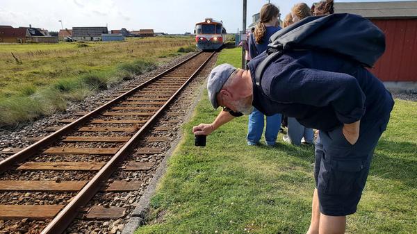 Immer wieder eine kleine Sensation, wenn die Lemvig-Bahn, die eingleisig auf einer Länge von rund 60 Kilometern zwischen Lemb und Thyboron verkehrt, in den Mini-Bahnhof Vrist einfährt.