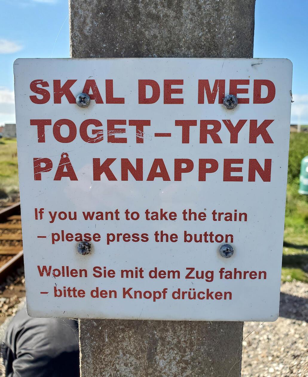 Wenn nicht viel los ist, lohnt es sich, vorab den Knopf zu drücken, sonst zuckelt der Zug womöglich vorüber.