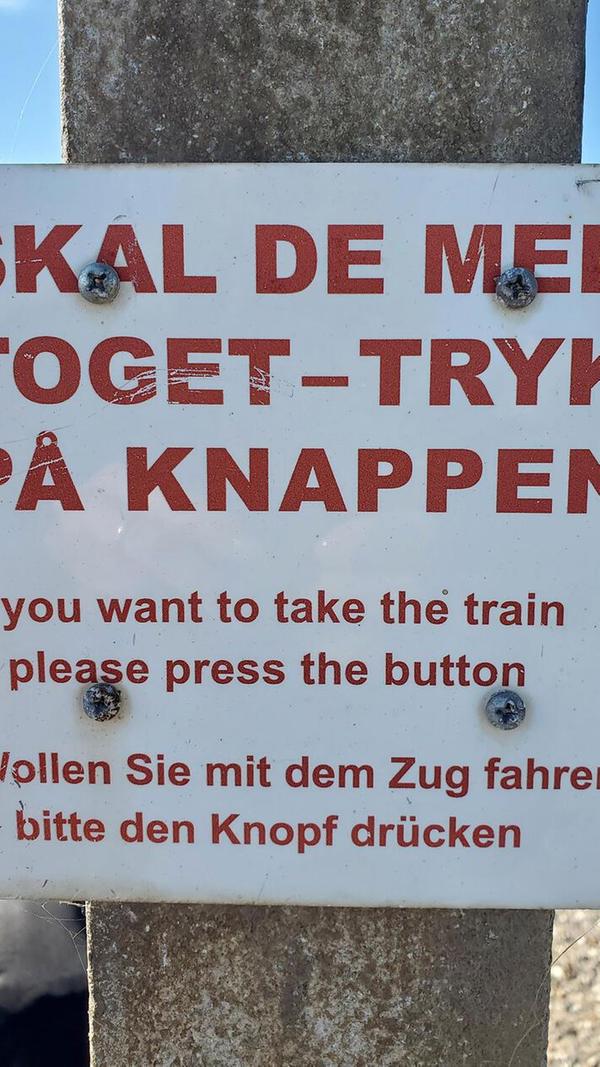 Wenn nicht viel los ist, lohnt es sich, vorab den Knopf zu drücken, sonst zuckelt der Zug womöglich vorüber.