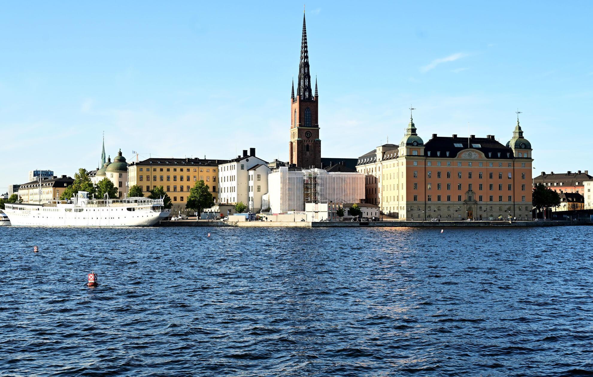 Stadt am Wasser: Blick auf die kleine Insel Riddarholmen mit der imposanten Riddarsholmskyrkan. Die kleine "Ritterinsel" ist ein Teil von Gamla Stan und gehört zu Keimzelle Stockholms. Die Stadt erstreckt sich über 14 Inseln, die mit 53 Brücken verbunden.