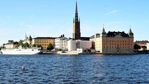 Stadt am Wasser: Blick auf die kleine Insel Riddarholmen mit der imposanten Riddarsholmskyrkan. Die kleine "Ritterinsel" ist ein Teil von Gamla Stan und gehört zu Keimzelle Stockholms. Die Stadt erstreckt sich über 14 Inseln, die mit 53 Brücken verbunden.