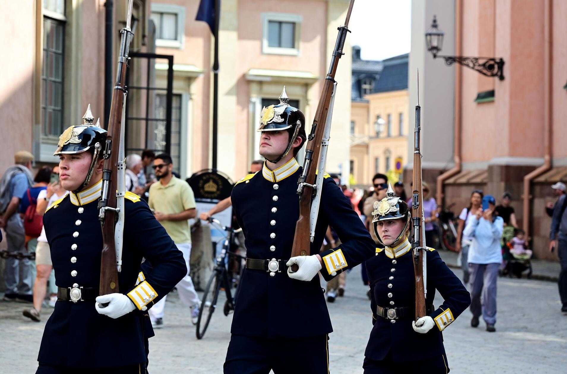 Wachablösung mit viel Tamtam am Königlichen Schloss in Stockholm.
