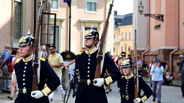 Wachablösung mit viel Tamtam am Königlichen Schloss in Stockholm.