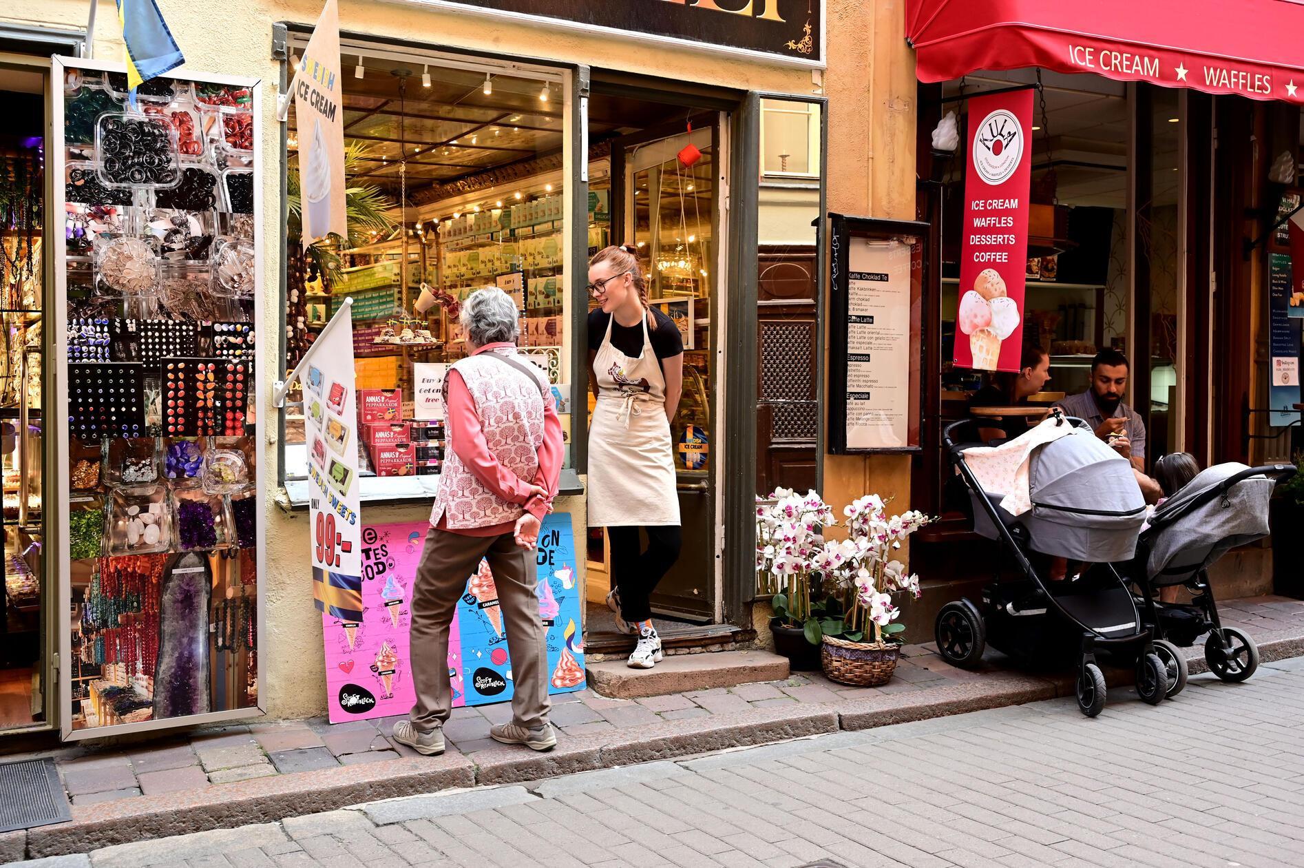 Bummeln und Shopping in der Altstadt Gamla Stan, hier in der Vesterlonggatan.