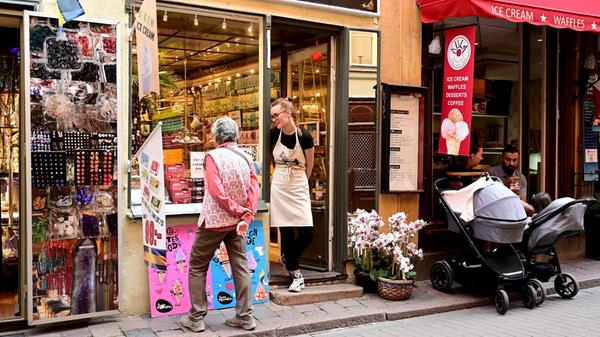 Bummeln und Shopping in der Altstadt Gamla Stan, hier in der Vesterlonggatan.