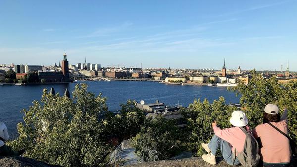 Am ersten Abend sollte man unbedingt auf den Skinnarviksberget (Södermalm) spazieren - im Rucksack eine Decke samt Getränken und Kleinigkeiten zum Essen. Hier treffen sich Touristen und Einheimische zum gemütlichen Tagesausklang mit einem wunderbaren Blick auf die Altstadt.
