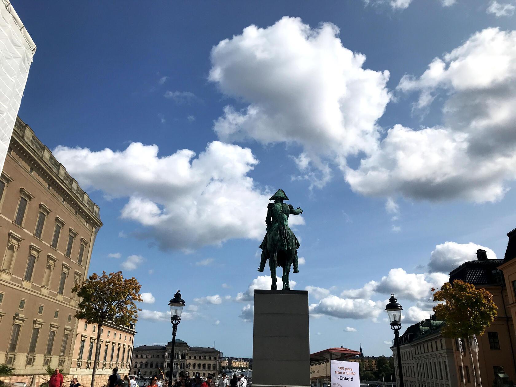Beeindruckend: Statue von Karl XIV. Johann am Schloss.